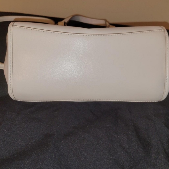Authentic Coach pearl color handbag - Picture 2 of 7